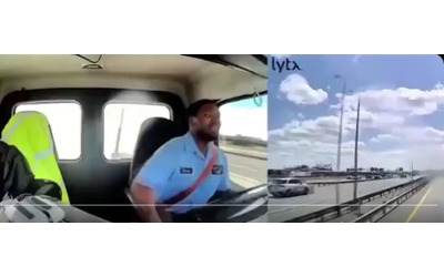 “La ruota dell’aereo di linea si è schiantata contro il finestrino del conducente”: aereo partito da Venezia urta un palo e un furgone durante l’atterraggio, le immagini dell’impatto