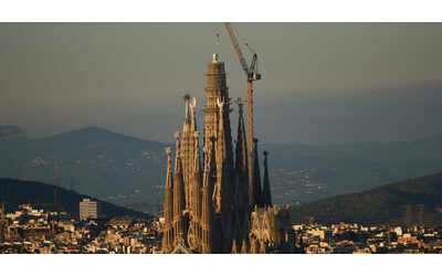 La Sagrada Familia di Barcellona diventa la chiesa pi   alta del mondo  l   opera progettata dall    architetto  Antoni Gaud   ha raggiunto i 162 91 metri di altezza