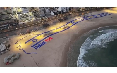 La scritta “grazie” e il profilo del volto di Trump disegnati sulla spiaggia di Tel Aviv, il tributo di Israele per il presidente Usa