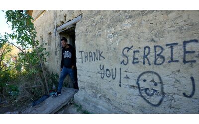 La Serbia sta chiudendo i centri di accoglienza. Migranti rispediti a sud o lasciati passare: per Belgrado i soldi Ue non sono più sufficienti