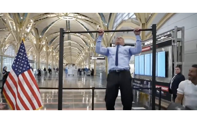 La sfida del segretario americano Robert Kennedy Jr venti trazioni in giacca e cravatta all aeroporto di Washington