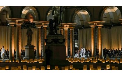 La sfilata di Giorgio Armani a Brera: le lanterne, Einaudi al pianoforte e Richard Gere e Cate Blanchett in prima fila. Il racconto dell’ultimo tributo a Re Giorgio
