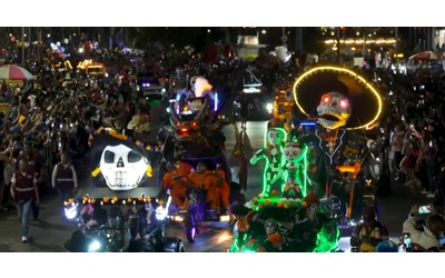 La spettacolare sfilata per il Dìa de los muertos a Città del Messico: in testa alla processione c’è Catrina – Video