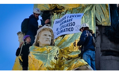 La statua di Cavour ricoperta con teli termici l azione di Extinction Rebellion a Torino Stop a collasso climatico tassare i ricchi