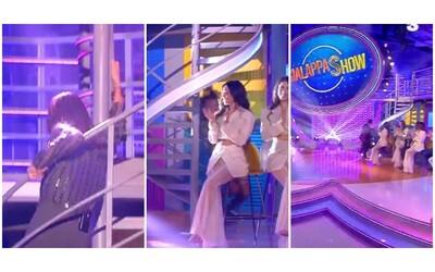 La sua bellezza mi ha dato alla testa Paola Perego inciampa due volte e cade rovinosamente a terra al Gialappa show VIDEO