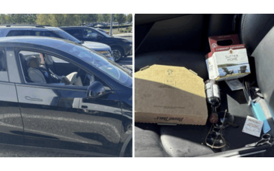 La sua Tesla scorrazza per le vie della citt lui dorme al volante ubriaco e sotto effetto di marijuana la scena che si trova davanti la polizia non lascia spazio a dubbi