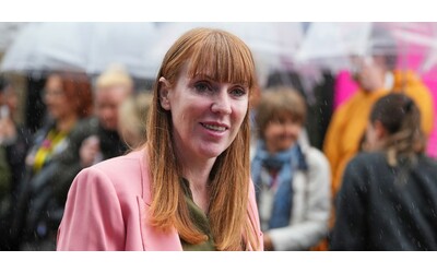 La vice premier britannica Rayner si è dimessa: “Non ha pagato 40mila sterline di tasse sull’acquisto di un appartamento”