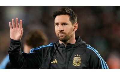 Lacrime, abbracci ai figli e doppietta: la serata di Messi nella sua ultima in casa con l’Argentina