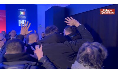 Ladra dimettiti La ministra Santanch contestata all apertura del forum sul turismo