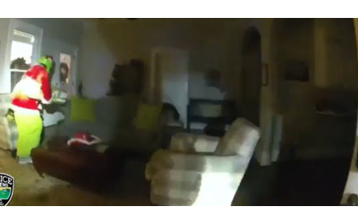 Ladro si traveste da Grinch e ruba tutti i regali sotto l’albero di Natale: la polizia fa irruzione e lo arresta in flagrante – VIDEO