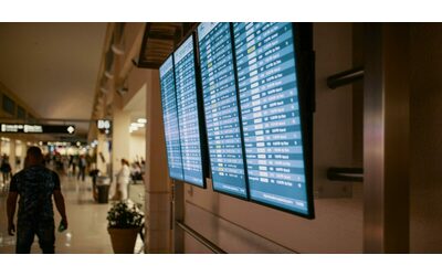 Lamezia, aereo costretto ad atterraggio d’emergenza per il malore di un passeggero: 3 ragazzi tentano la fuga