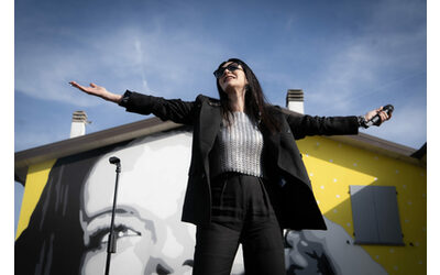 Laura Pausini inaugura il suo museo e presenta il nuovo singolo “La mia storia tra le dita” – IL VIDEO
