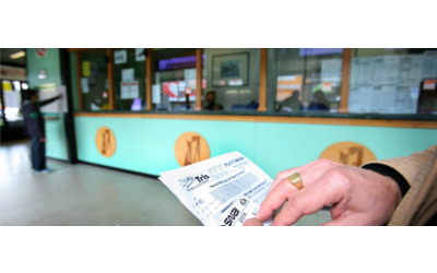 Lava i vestiti vecchi e trova il biglietto vincente della scommessa dopo 16 anni L uomo corre in agenzia per riscuotere il premio di 70 euro