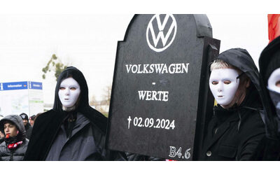 Lavoratori Volkswagen pronti allo sciopero contro le chiusure. E in Inghilterra i sindacati annunciano battaglia con Stellantis