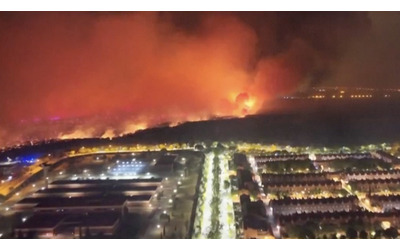 Le immagini dall’alto dell’incendio boschivo divampato a nord di Madrid
