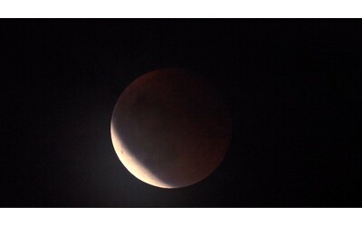 Le immagini dell’eclissi totale di Luna: è stato l’evento astronomico dell’anno