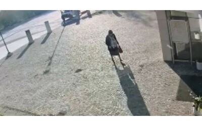 Le immagini dell uomo travestito dalla madre morta da anni per riscuotere la pensione