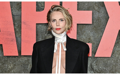 “Le mie figlie mi incoraggiano a incontrare gli uomini e selezionano anche i pretendenti. Non potrei convivere con qualcuno”: lo rivela Charlize Theron