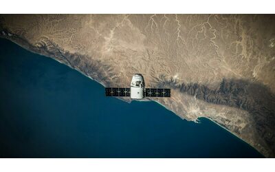 Le “mine vaganti” nello Spazio: migliaia di detriti rischiano di riempire le orbite. E i satelliti di Musk sono tra i responsabili