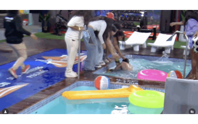 Le teneva la test sott acqua poteva morire spinge la concorrente avversaria in piscina si tuffa e la picchia fino quasi ad annegarla Choc nel reality La Mansi n de Luinny