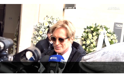 Le ultime parole che ci siamo detti Ti amo Vernon Bruce Hoeksema commosso alla camera ardente di Valentino