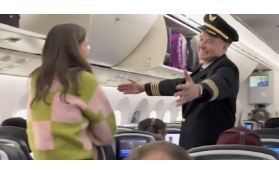 “Lei mi ha salvato la vita”: pilota lascia la cabina dell’aereo e va ad abbracciare una passeggera. Ecco cosa è accaduto