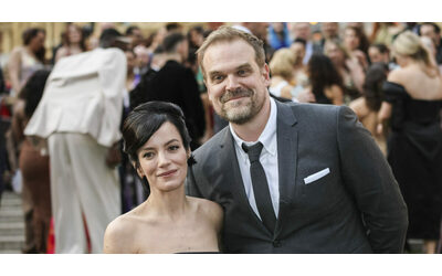 Lily Allen ha scoperto che il marito David Harbour la tradiva cercando altre donne su un’app di incontri: “Lui poi l’ha lasciata e per lei sono stati mesi di agonia”