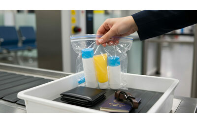 Liquidi nel bagaglio a mano senza limiti, in arrivo il via libera: ai controlli si potrà passare anche con profumi, creme e bottiglie. Ecco la lista degli aeroporti coinvolti