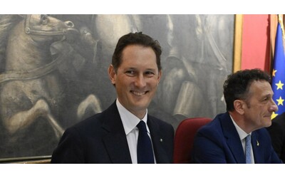 Lo scudo col “blasone” del passato, zero sul futuro: Elkann si sente Re Sole in Parlamento. “Senza Stellantis l’auto in Italia sarebbe morta”