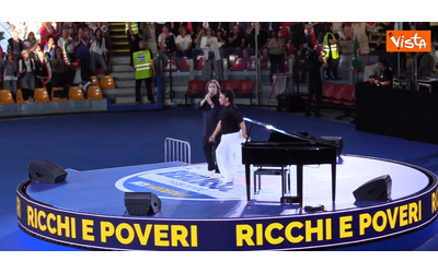 Lo show dei Ricchi e Poveri alla convention di Forza Italia: Tajani e Casellati cantano “Sarà perché ti amo”