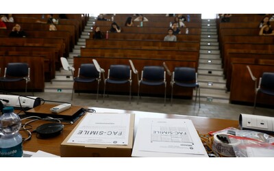 Lo stop ai test di ingresso ai corsi di laurea in Medicina è legge, la Camera approva la riforma. Le opposizioni: “Un bluff”