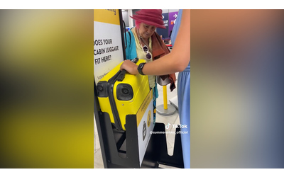 Lotta con il bagaglio a mano per farlo entrare nel misuratore: “Non pago 200 euro”. Il video diventa virale