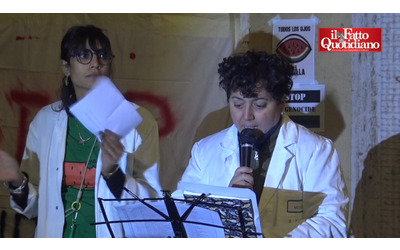 “Luci sulla Palestina”, i sanitari illuminano gli ospedali per Gaza: “Nostri colleghi presi di mira da Israele, basta complicità”