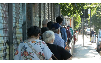 Lunghe code d’agosto fuori da Pane Quotidiano: “Circa 4mila passaggi al giorno per un pasto, molti anziani”