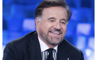 Ma l orecchio Christian De Sica commenta il profilo di Milly Carlucci poi cancella il post Ma ormai troppo tardi la foto diventa virale sul Web