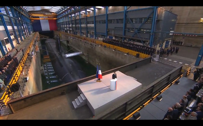 Macron e l inno francese a cappella nella base dei sottomarini atomici Video