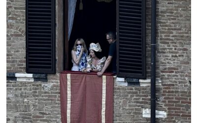 Madonna festeggia il compleanno a Firenze e assiste al Palio di Siena: il bagno di folla nelle vie del centro, poi il saluto dal balcone