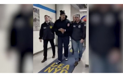 Maduro in manette negli uffici dell antidroga di New York saluta gli agenti Buonanotte buon anno