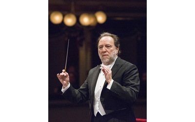 Malore alla Scala mentre dirige Lady Macbeth portato via il maestro Riccardo Chailly tra gli applausi dei loggionisti