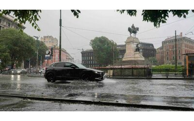 Maltempo: allerta meteo rossa in Lombardia con temporali e forti venti. Parchi chiusi a Milano