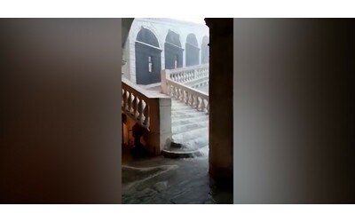 Maltempo in Veneto, a Venezia le scale del Ponte di Rialto trasformate in un fiume: le immagini