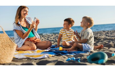 “Mamma basta, smettila col cellulare”: bimbo sgrida la madre che scatta troppe foto per i social, la lezione in spiaggia