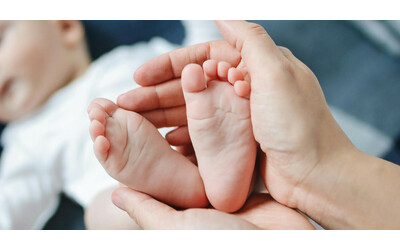Mamma esce di casa a fumare, una sconosciuta entra e prende il bambino piccolo: “Sembra di essere in un film dell’orrore, non riesco più a dormire”