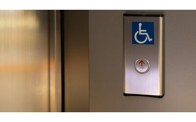 Mamma porta in braccio figlio disabile per cinque piani perché l’ascensore non è accessibile: “Ce lo vietano. Non possiamo permetterci la manutenzione”