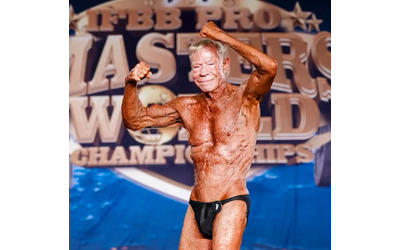 “Mangio funghi e bevo olio d’oliva”: a 93 anni Jim Arrington, il bodybuilder più anziano del mondo, svela i trucchi della sua dieta