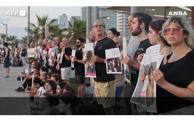 Manifestanti israeliani in piazza contro la guerra a Gaza, mostrate foto di bambini palestinesi uccisi: “Stop al genocidio”