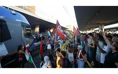 Manifestanti pro Palestina bloccano la stazione di Pisa: treni fermi per un’ora