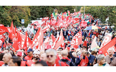 Manifestazione Cgil a Roma, Landini: “Sciopero contro la Manovra? Non lo escludo”