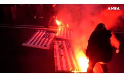 Manifestazione per il Venezuela a Roma bruciate bandiere Usa In collegamento il figlio di Maduro Lo riporteremo a casa