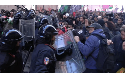 Manifestazione pro Palestina a  Torino   scontri con  la  polizia davanti al Museo Egizio